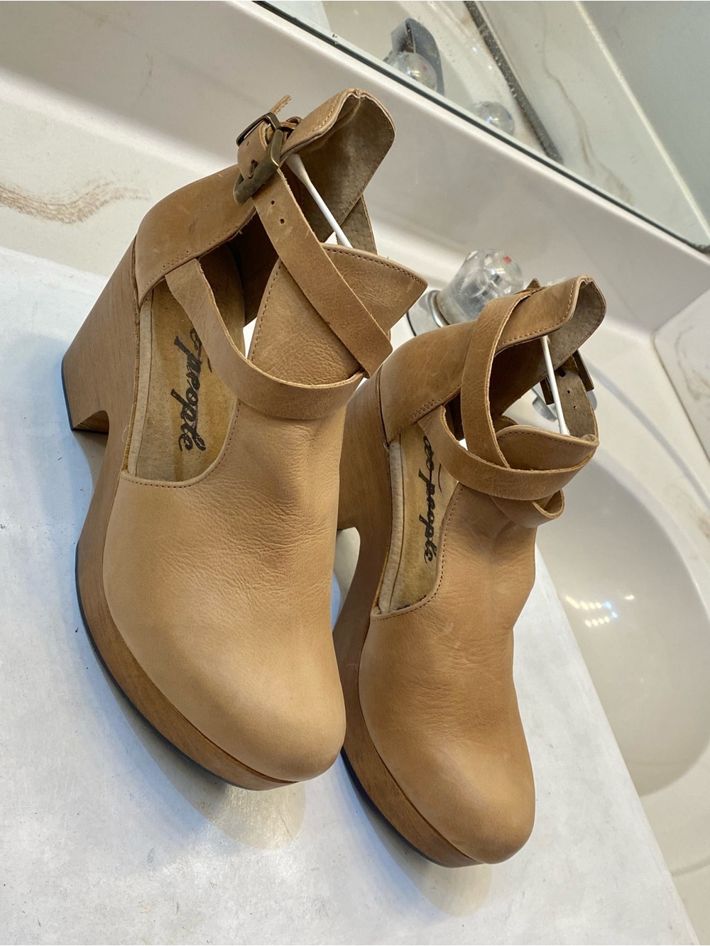 Free people cedar leather clog, size 7.5 good condition perfect bottom clean